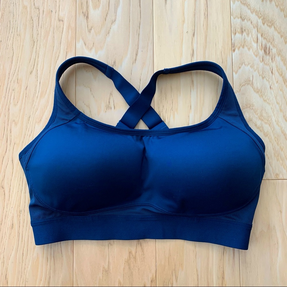 Wireless cross back adjustable sports bra
